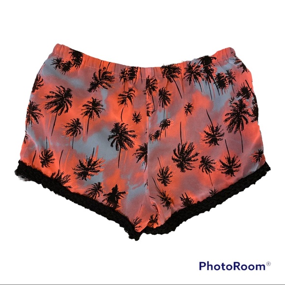 Vanilla star shorts with palm tree theme size medium - Picture 3 of 9